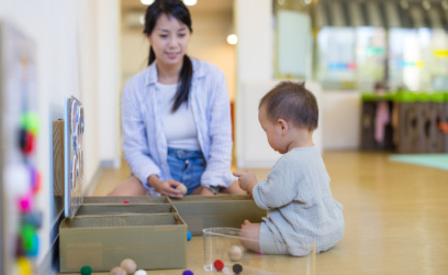 Garde d&rsquo;enfants à domicile Montessori : pourquoi choisir une nounou formée à la pédagogie bienveillante ?