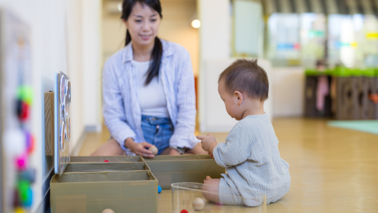 Garde d&rsquo;enfants à domicile Montessori : pourquoi choisir une nounou formée à la pédagogie bienveillante ?